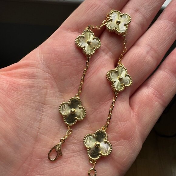 Elegant Gold Flower Bracelet - Picture 4 of 4